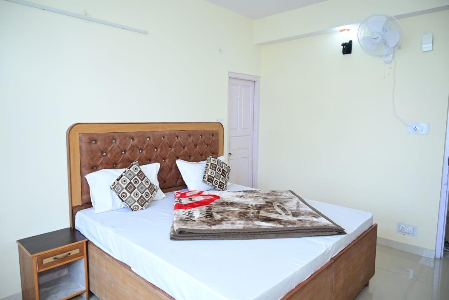 Krishna B&B Near Mall Road Шимла Экстерьер фото
