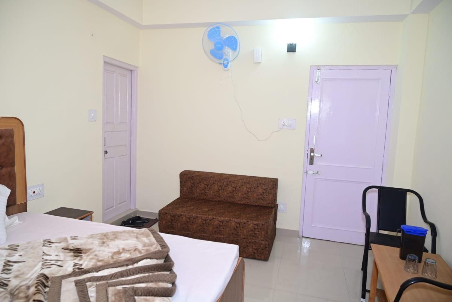 Krishna B&B Near Mall Road Шимла Экстерьер фото